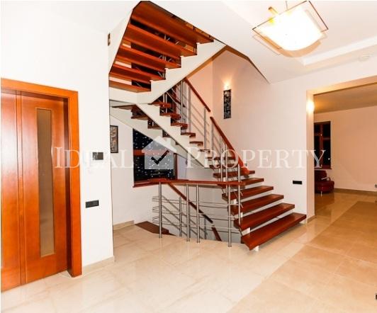 Lieliska savrupmāja Asaros, Jūrmalā, netālu no jūras.